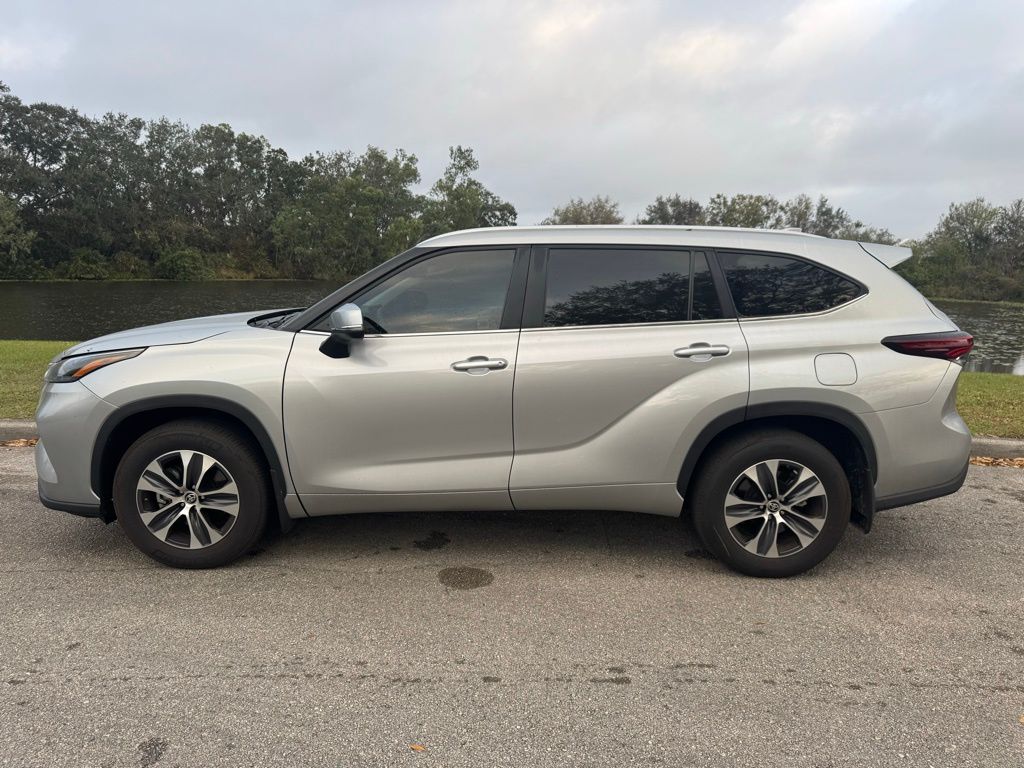 2024 Toyota Highlander XLE 2