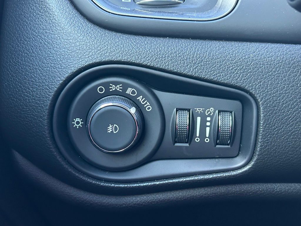 Thumbnail: 2023 Jeep Renegade - 22