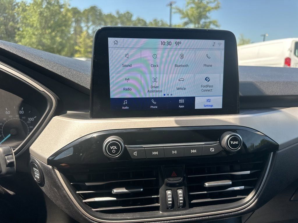 2022 Oxford White Ford Escape SE FWD SUV