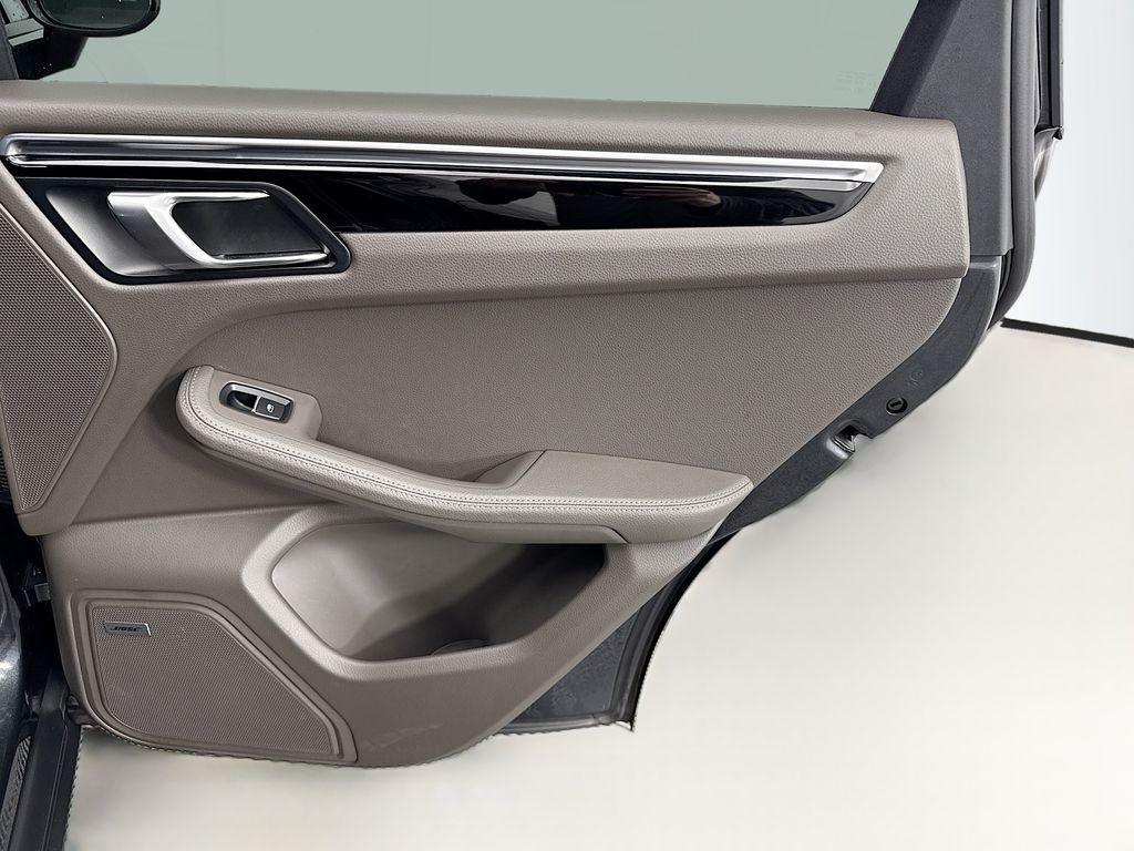 Thumbnail: 2021 Porsche Macan - 26