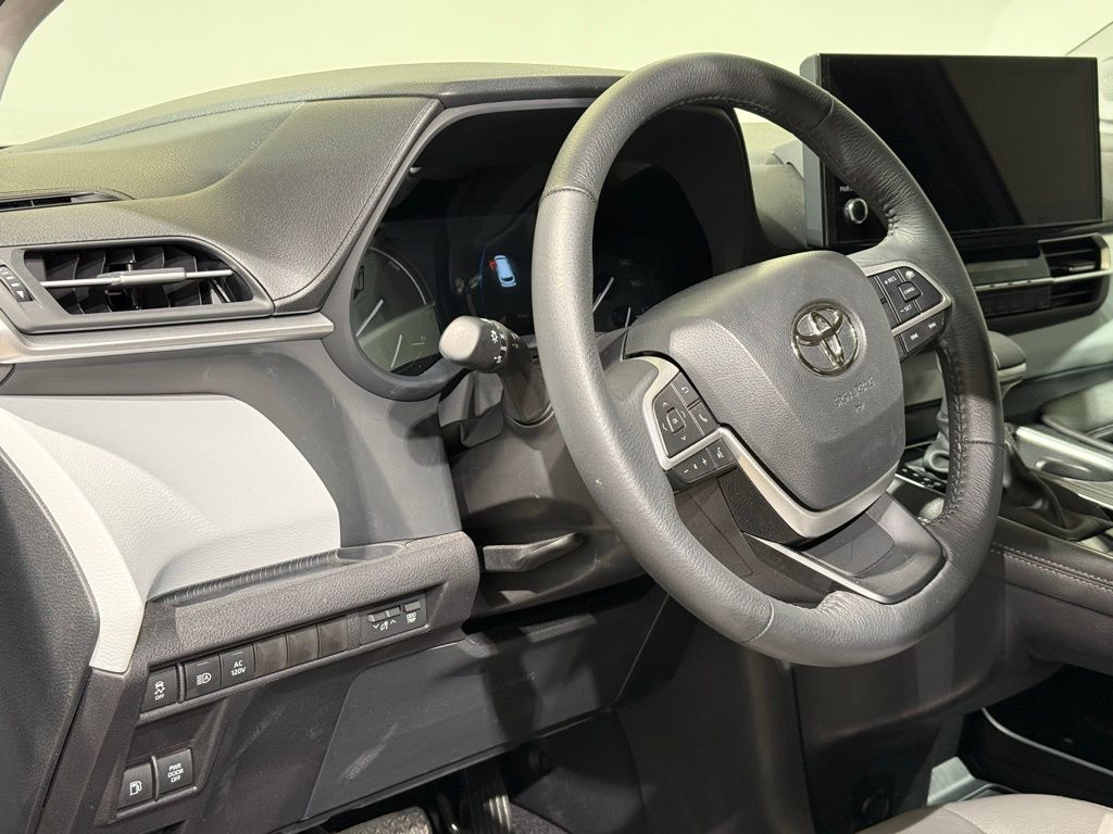 Thumbnail: 2025 Toyota Sienna - 17