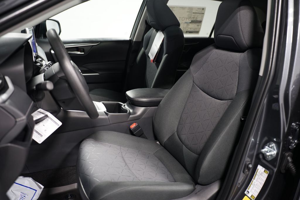 2025 Toyota RAV4 XLE 27
