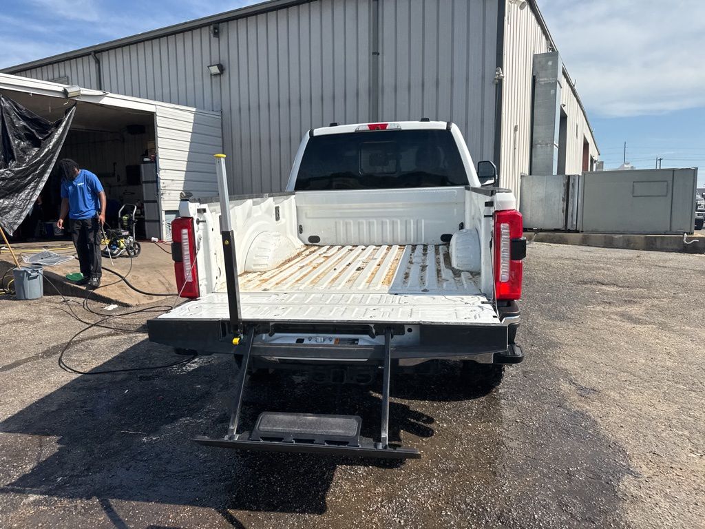 2025 Star White Metallic Tri-Coat Ford Super Duty F-350 SRW Lariat 4X4 Truck