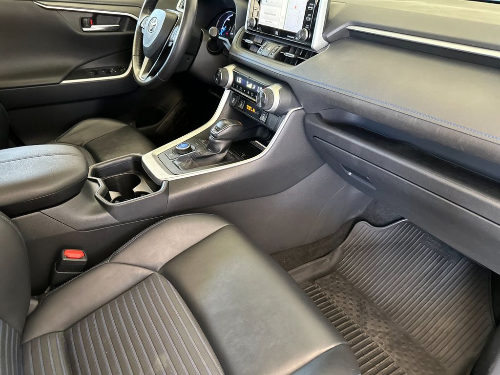 2020 Toyota RAV4 XSE - Photo 15