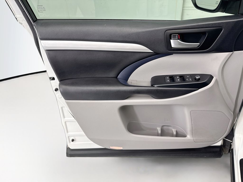 Thumbnail: 2019 Toyota Highlander - 22