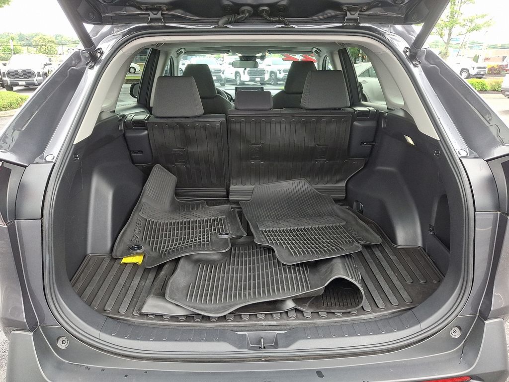 2022 Toyota RAV4 XLE 30
