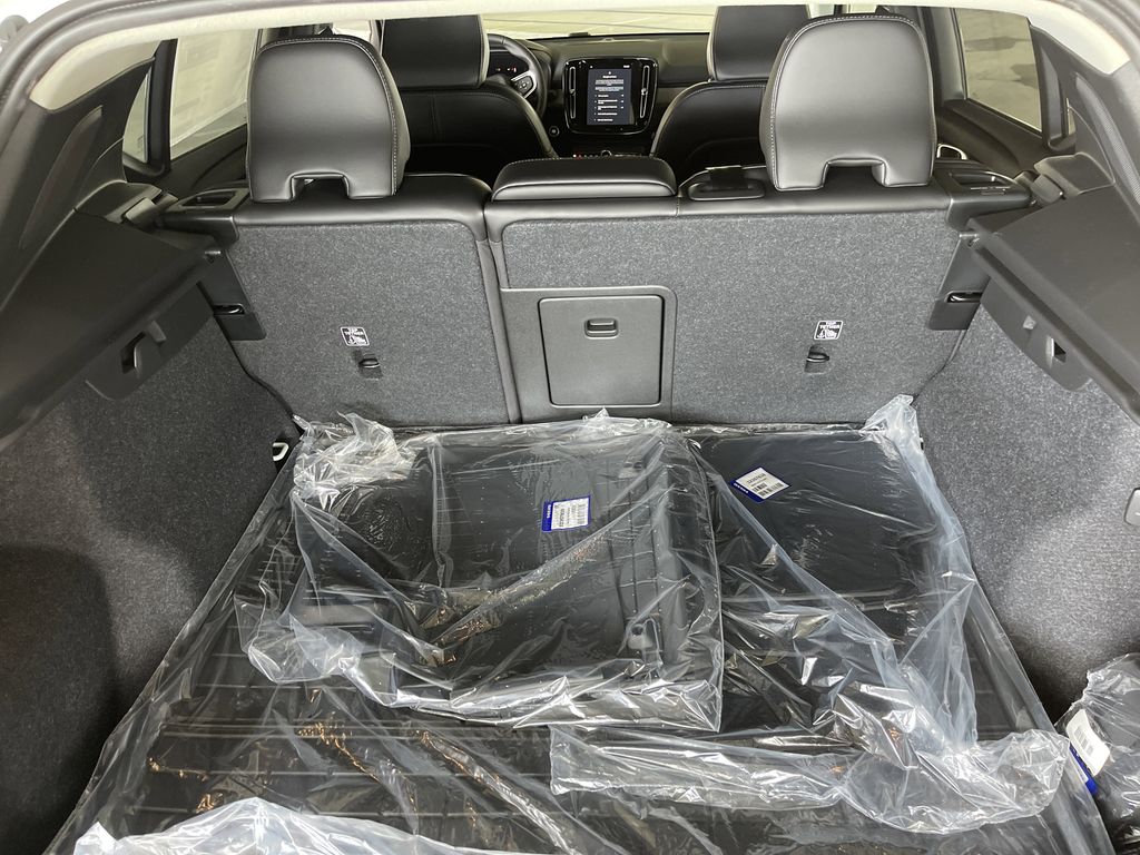 2025 Volvo XC40 B5 Plus Bright Theme photo