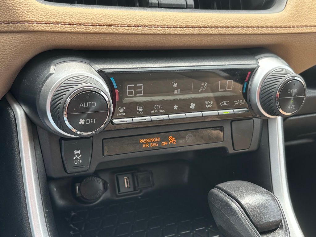 2021 Toyota RAV4 Hybrid XLE photo