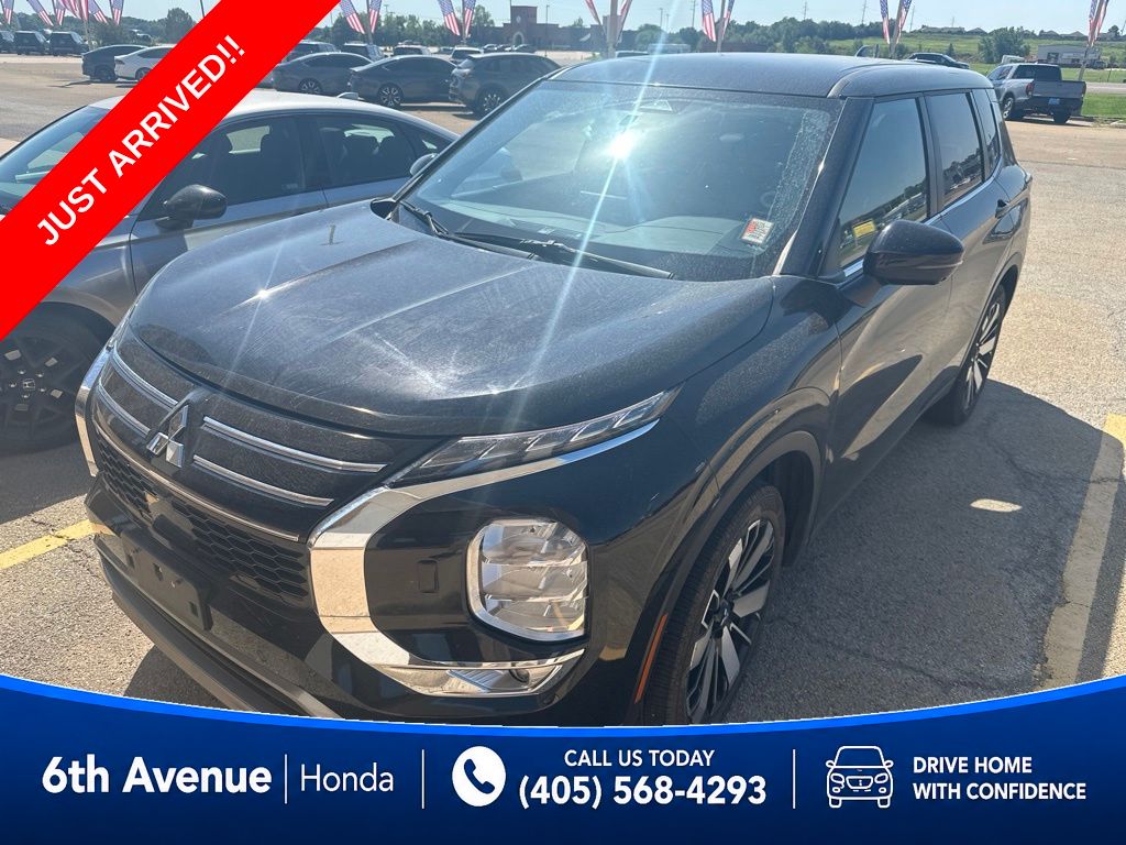 White Diamond 2025 Mitsubishi Outlander SUV / Crossover Front-Wheel Drive Continuously Variable Transmission