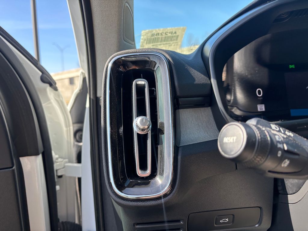 Used Car 2023 Volvo Xc40  B5 Plus Bright Theme For Sale Under $30,000 In Austin, Texas