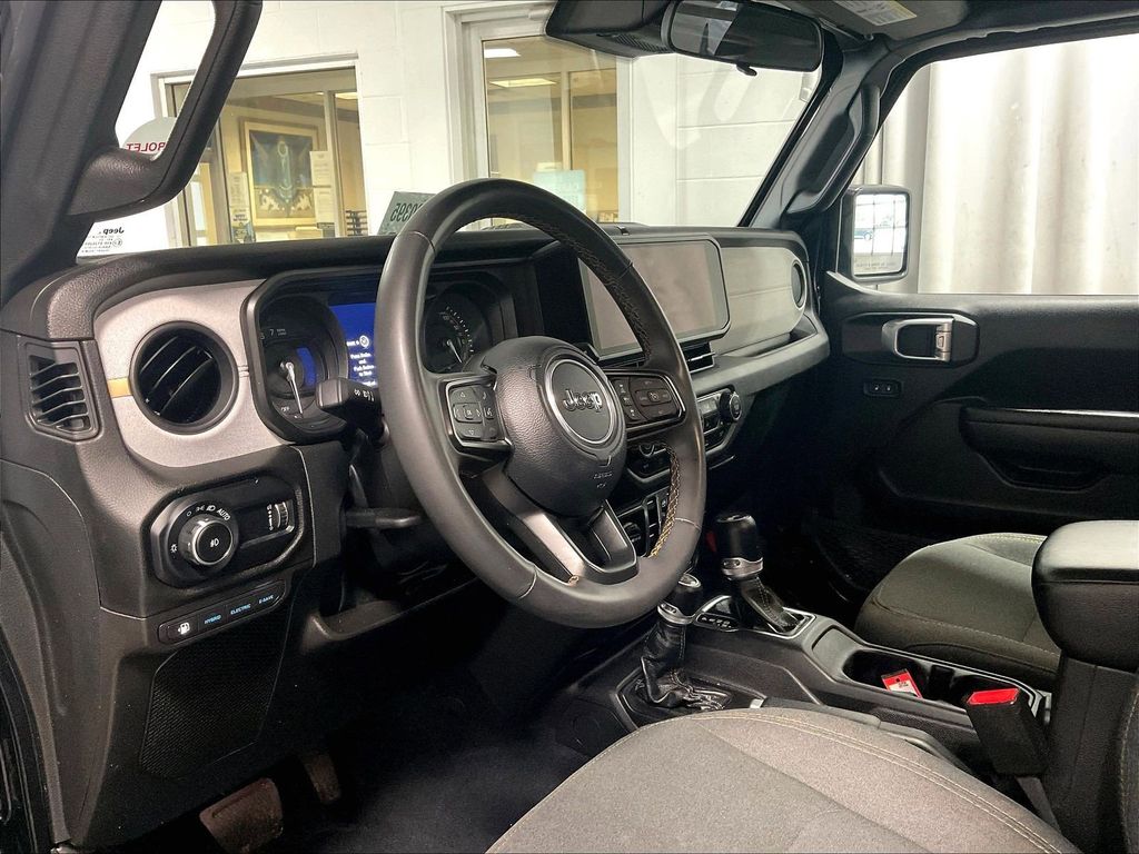 2024 Jeep Wrangler — photo 8