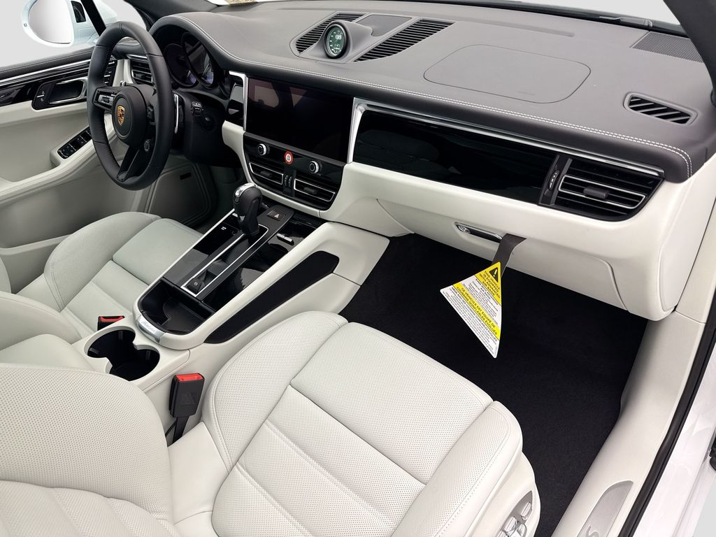 Thumbnail: 2026 Porsche Macan - 20