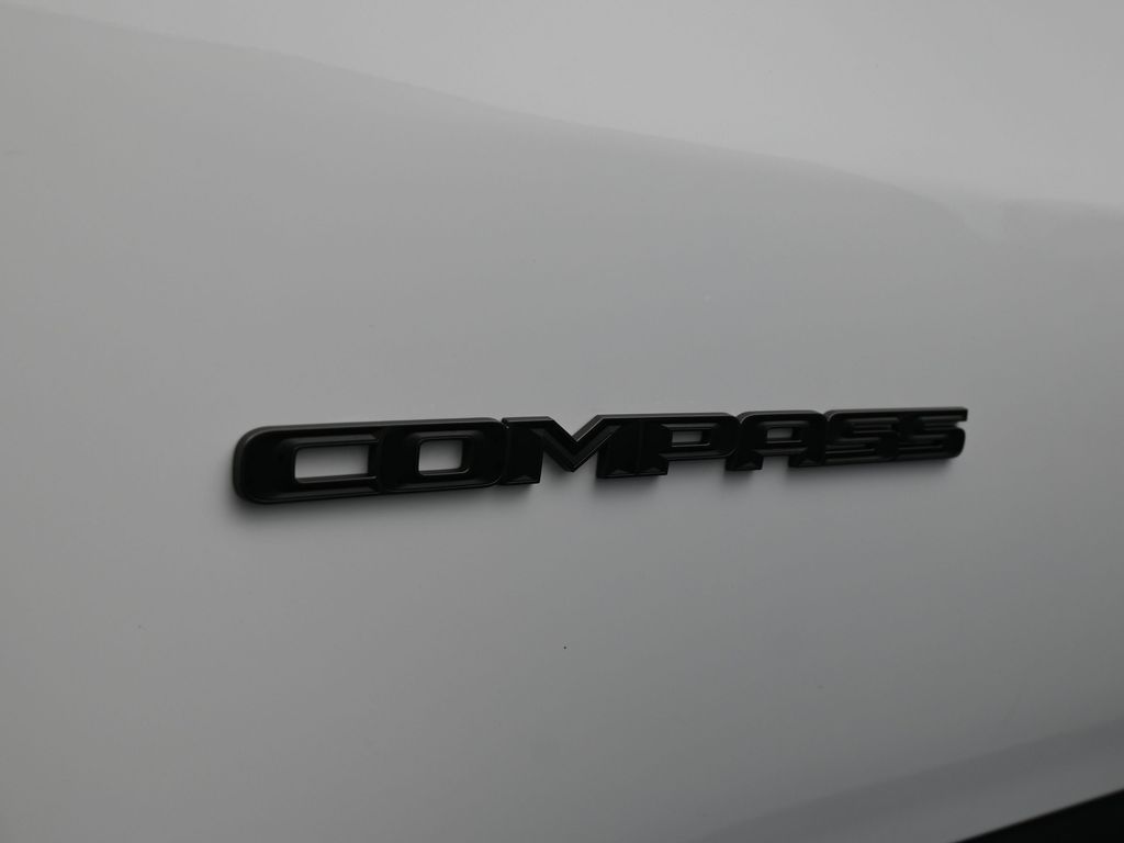 New 2026 Bright White Clearcoat Jeep Latitude image 24