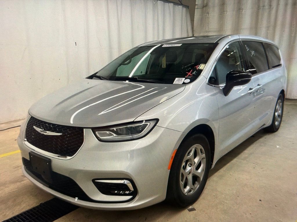 Silver Mist Clearcoat 2024 Chrysler Pacifica Minivan Front-Wheel Drive 9-Speed Automatic