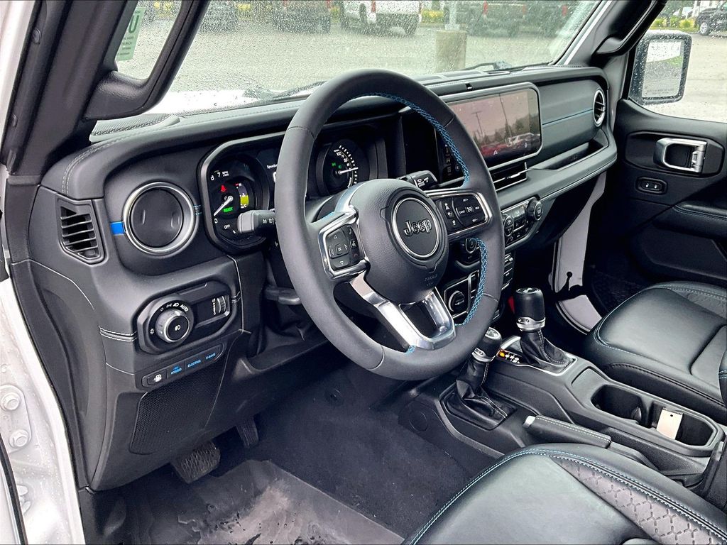 2024 Jeep Wrangler — photo 8