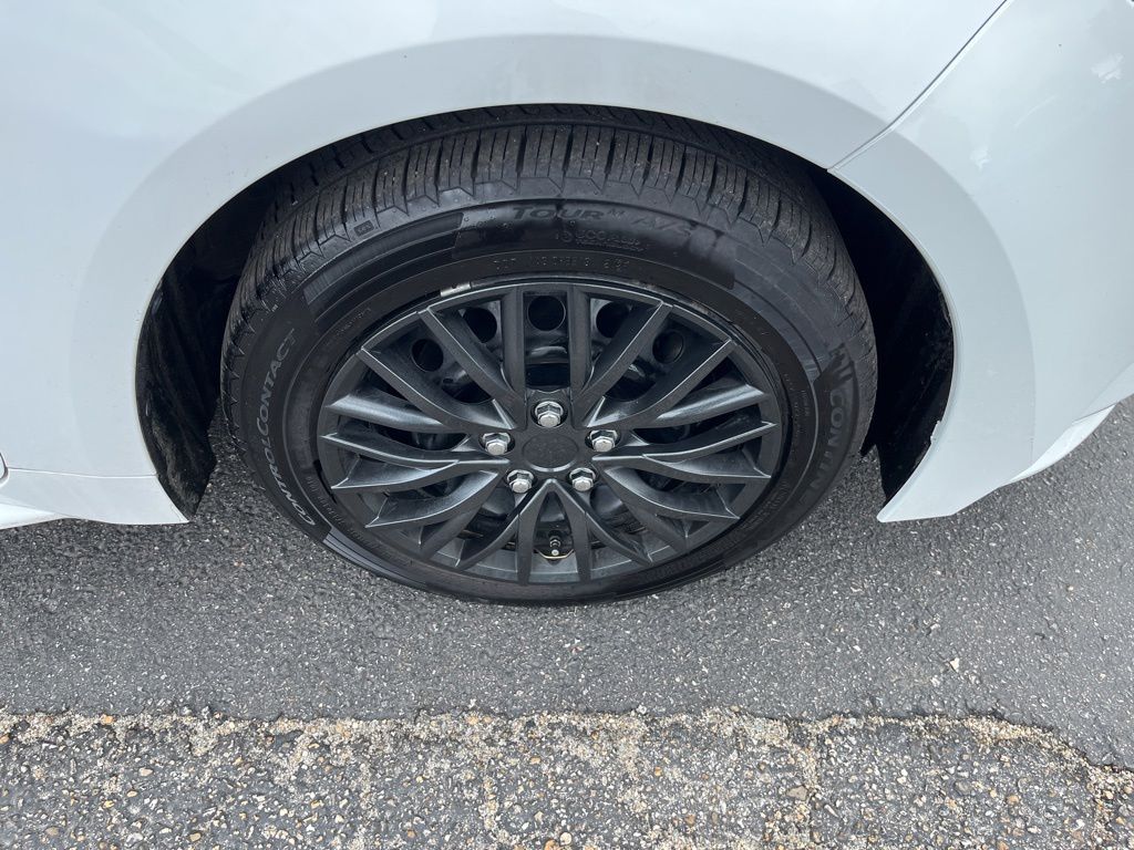 Used 2022 White Toyota LE image 17