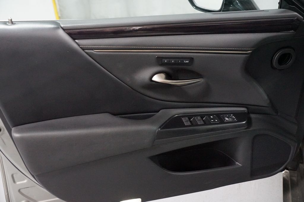 Thumbnail: 2021 Lexus ES - 31