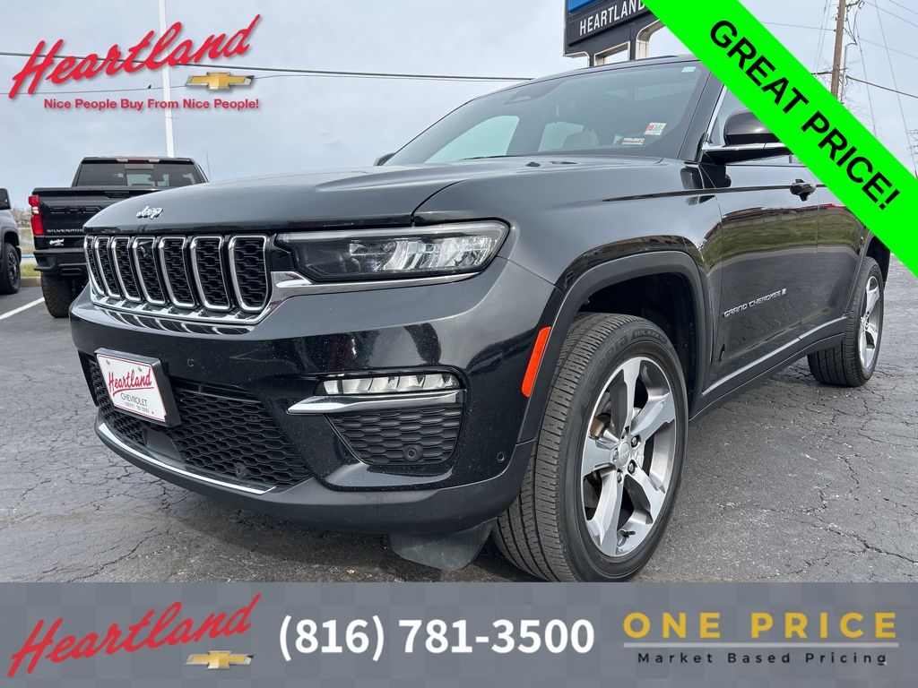 Diamond Black Crystal Pearlcoat 2023 Jeep Grand Cherokee Limited 4WD SUV / Crossover Four-Wheel Drive 8-Speed Automatic