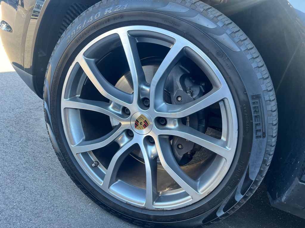 Used 2019  Porsche Base image 14