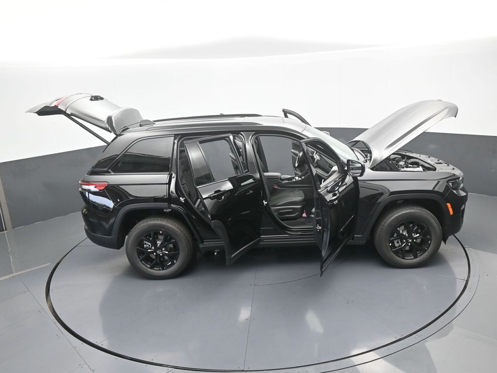 New 2025 Diamond Black Crystal Pearlcoat Jeep Laredo image 53