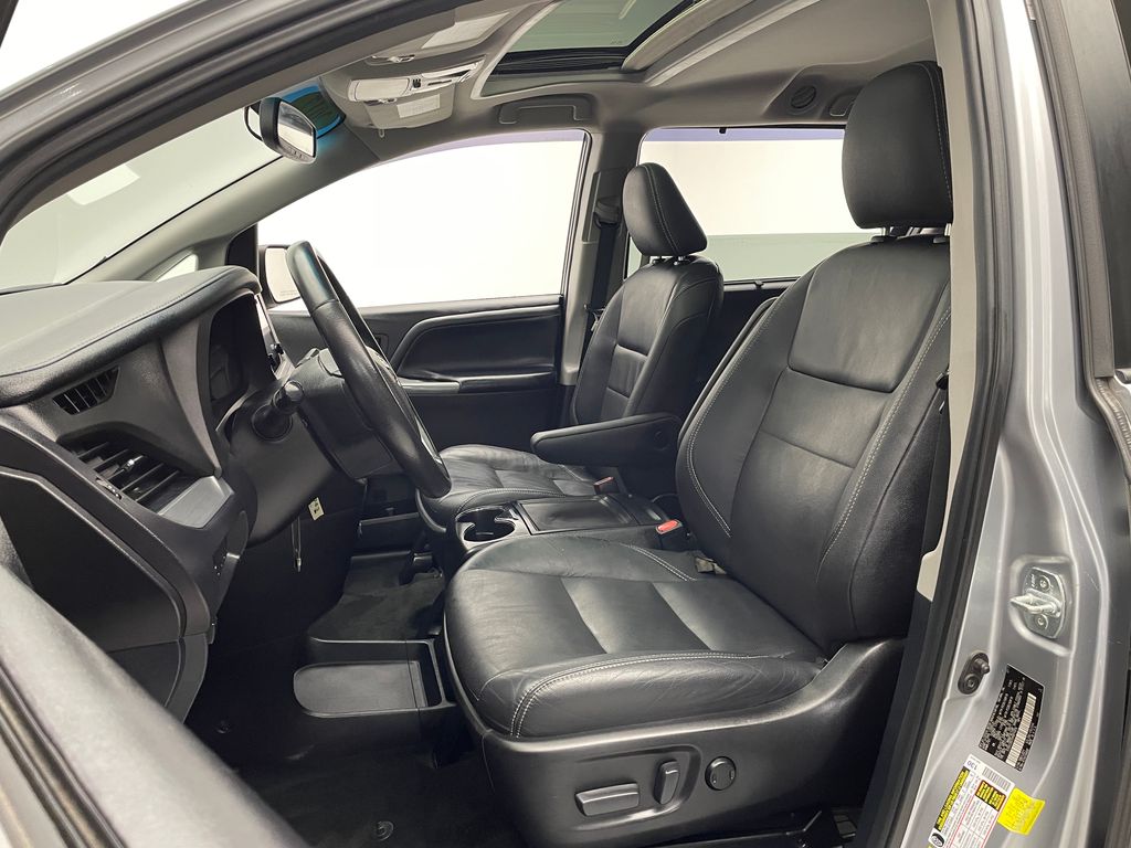 Thumbnail: 2017 Toyota Sienna - 13