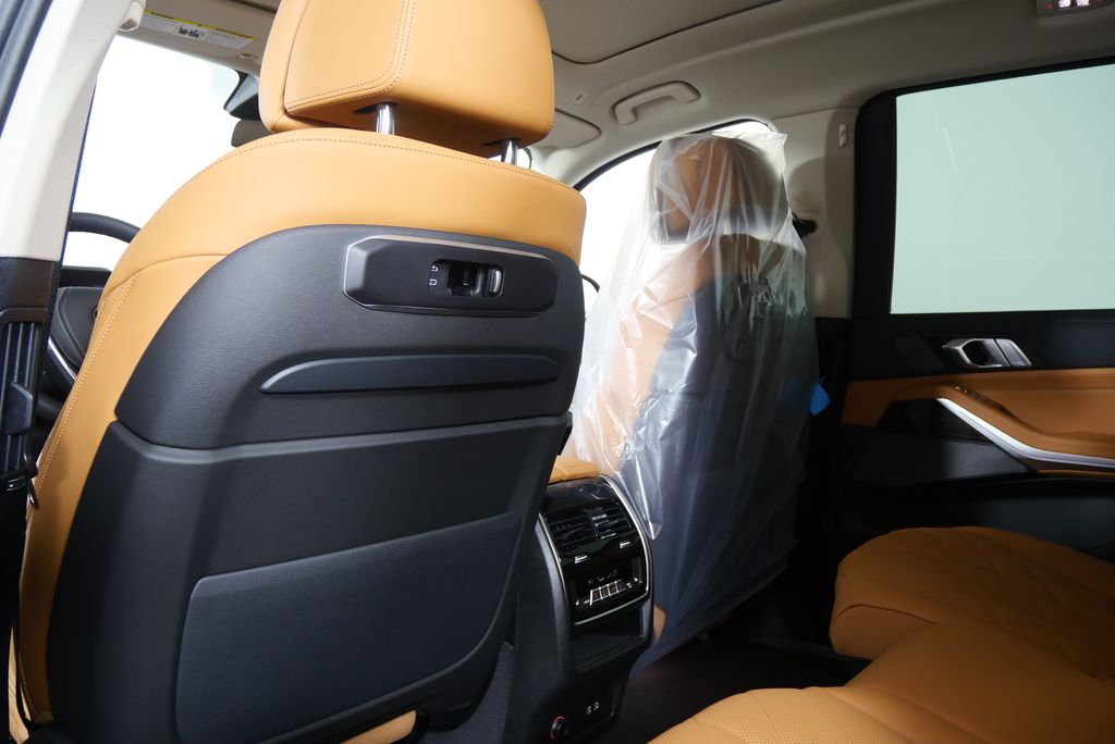 Thumbnail: 2026 BMW X7 - 17