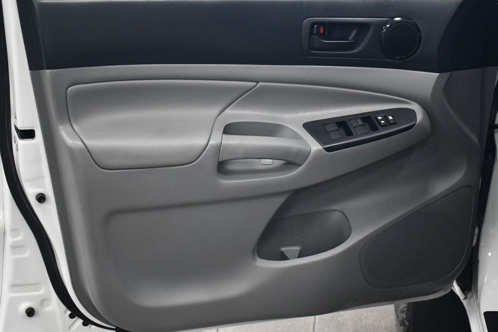 Thumbnail: 2015 Toyota Tacoma - 12