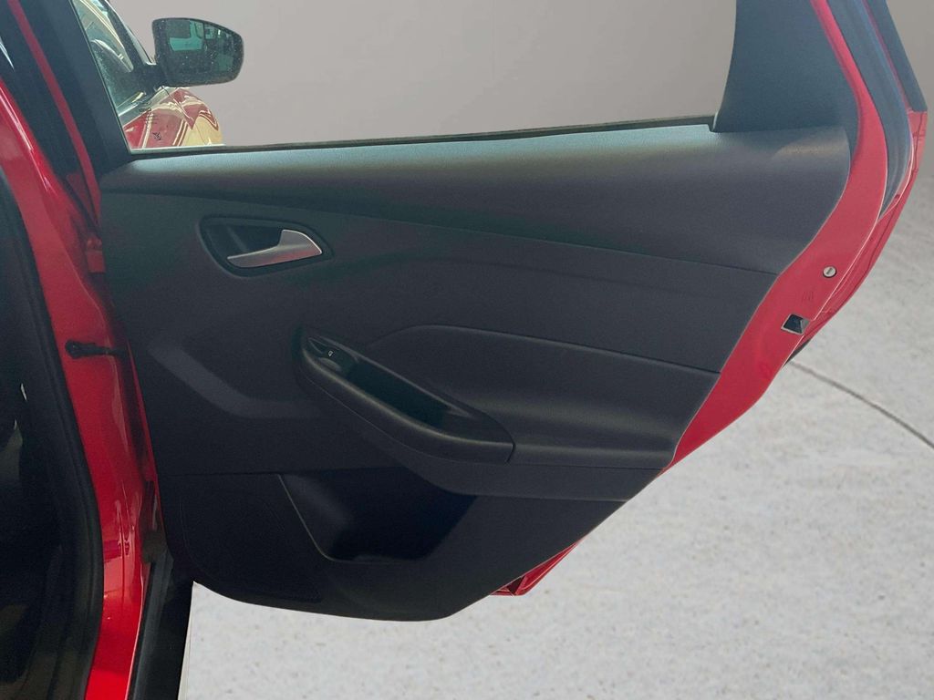 Used 2013 Race Red Ford SE image 23