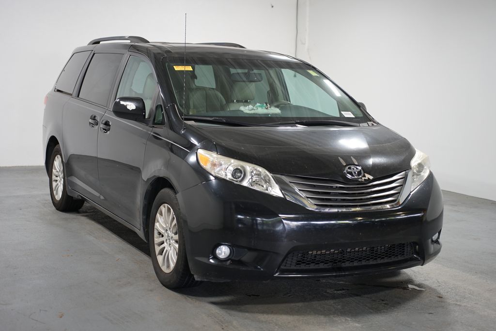 2014 Toyota Sienna XLE 3