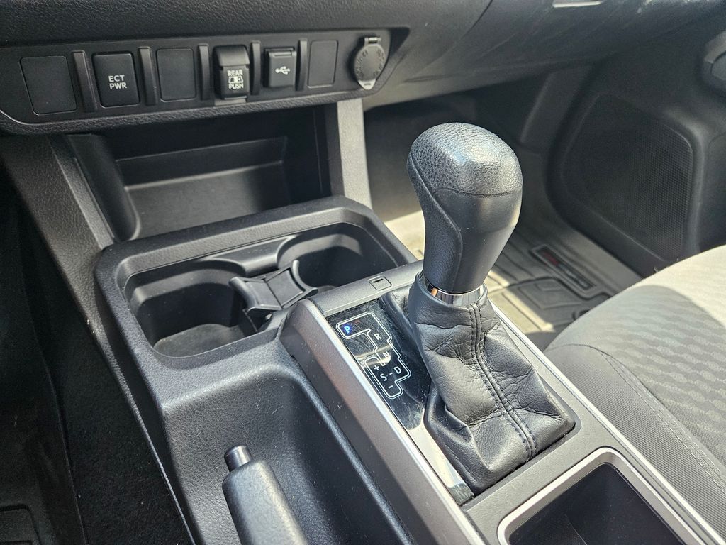 2021 Toyota Tacoma SR5 28