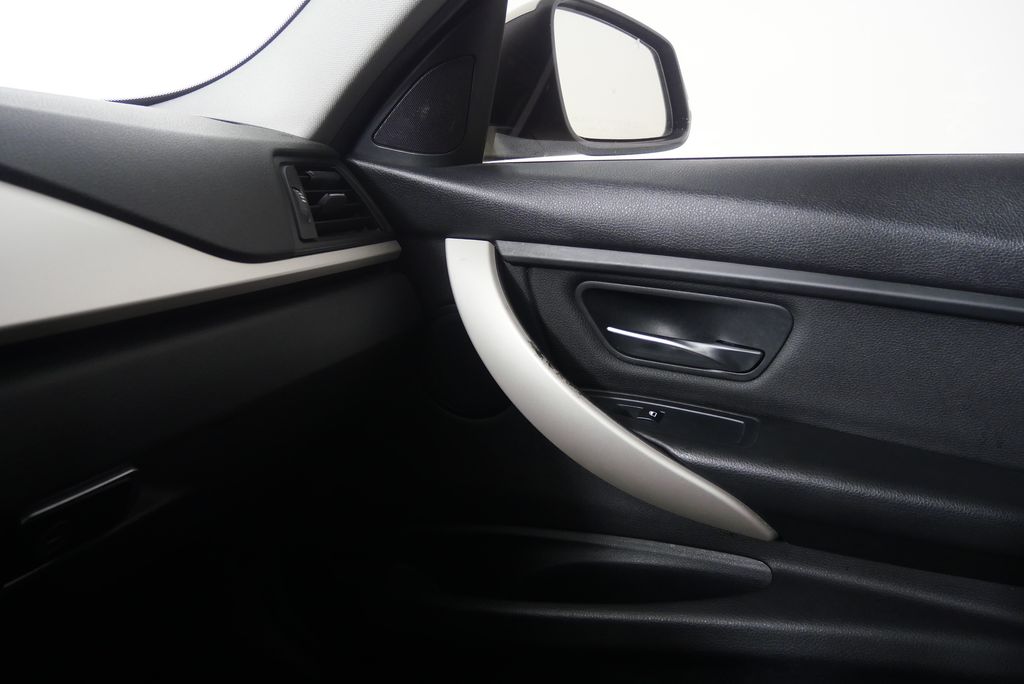 2015 BMW 3 Series 320i xDrive 28