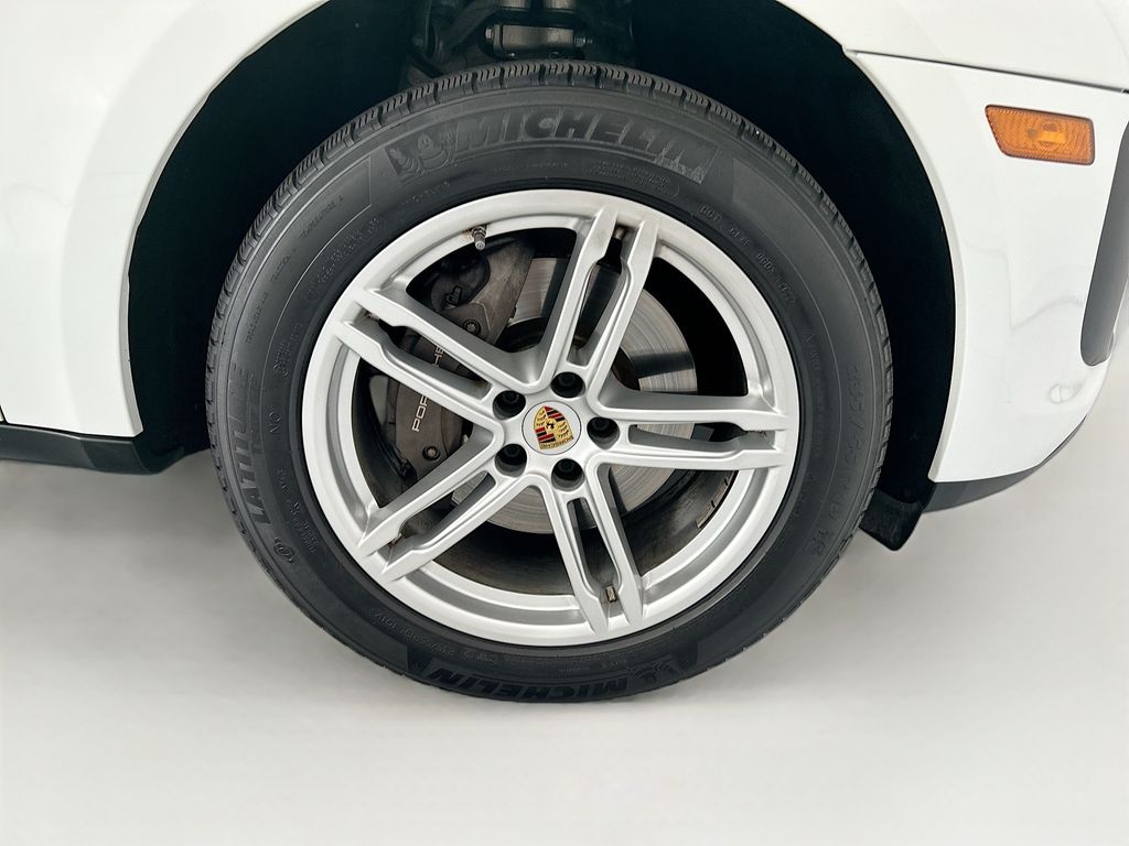Thumbnail: 2023 Porsche Macan - 32