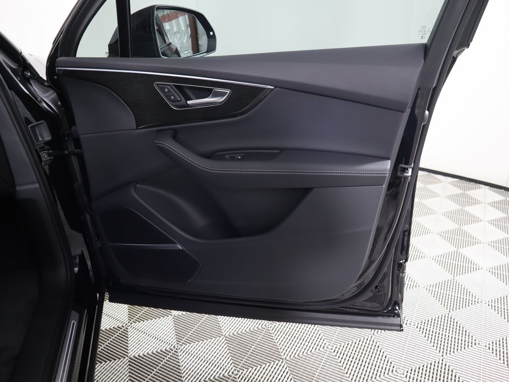 Thumbnail: 2026 Audi Q7 - 28