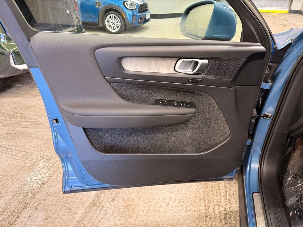 Thumbnail: 2023 Volvo XC40 - 10