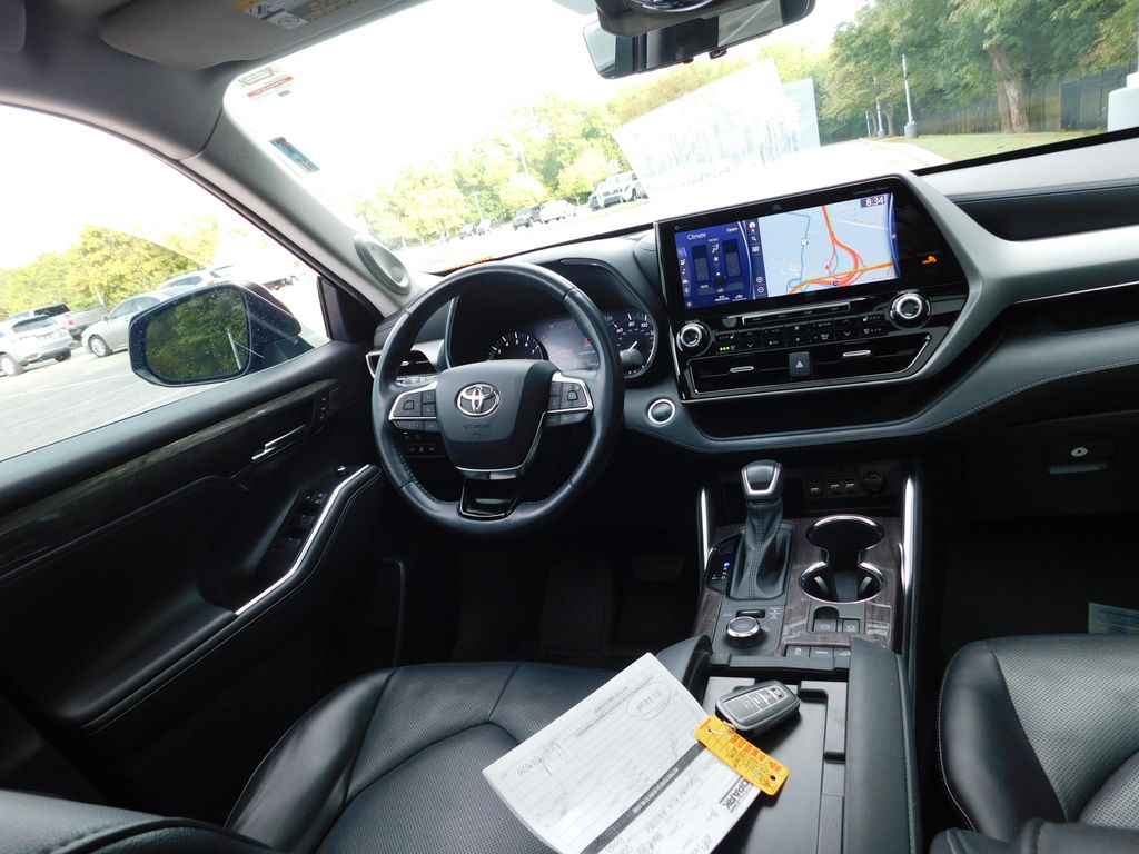 Thumbnail: 2021 Toyota Highlander - 7