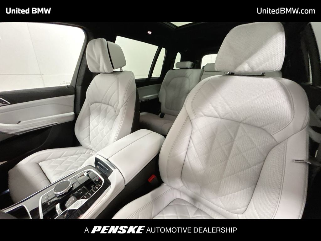 Thumbnail: 2026 BMW X7 - 13