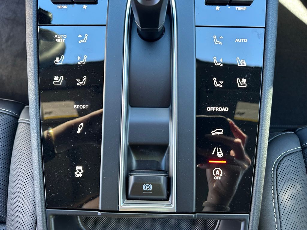 Thumbnail: 2026 Porsche Macan - 25