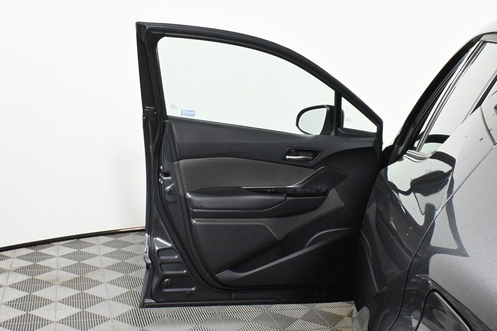 2022 Toyota C-HR XLE 29
