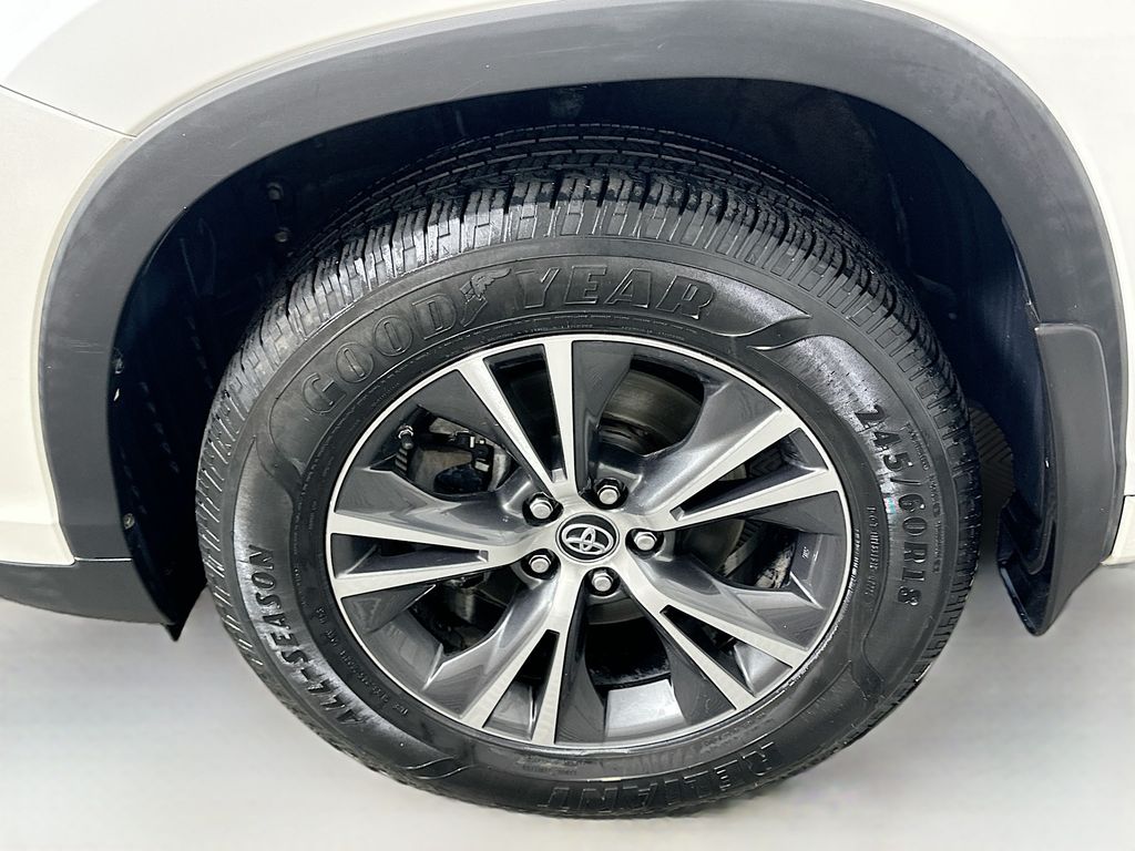 Thumbnail: 2017 Toyota Highlander - 30