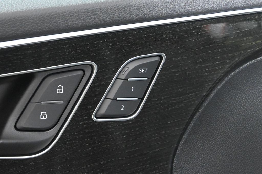 Thumbnail: 2025 Audi Q8 - 24