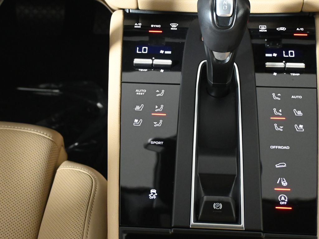 Thumbnail: 2023 Porsche Macan - 25
