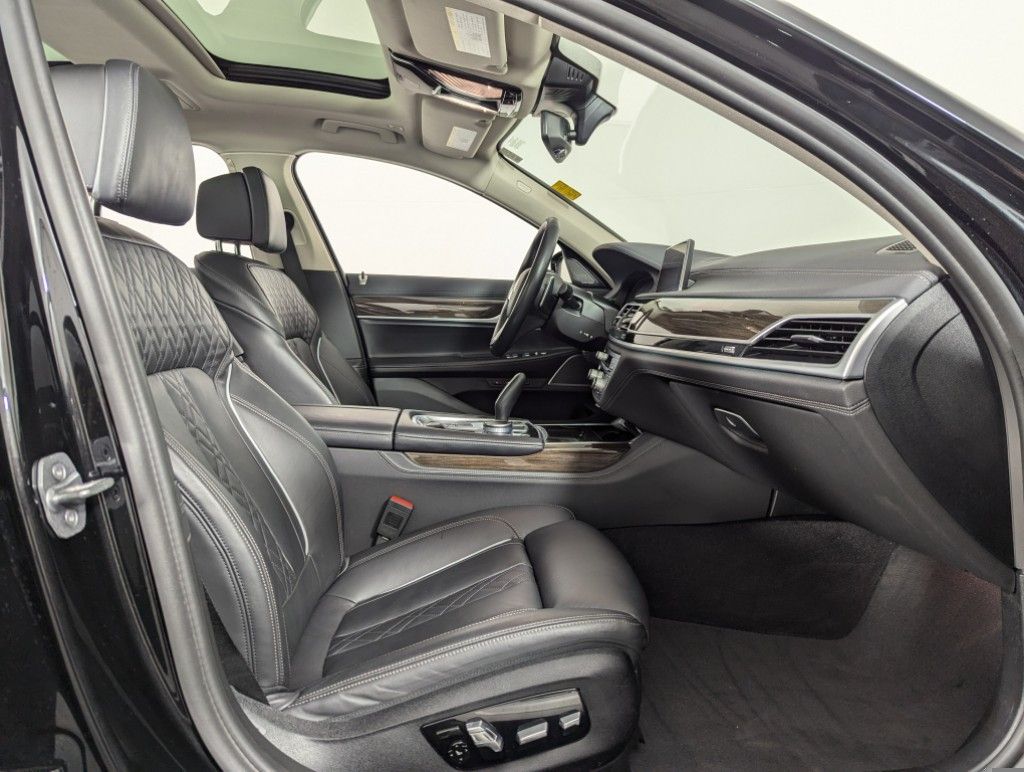 2022 BMW 7-Series 740i xDrive photo