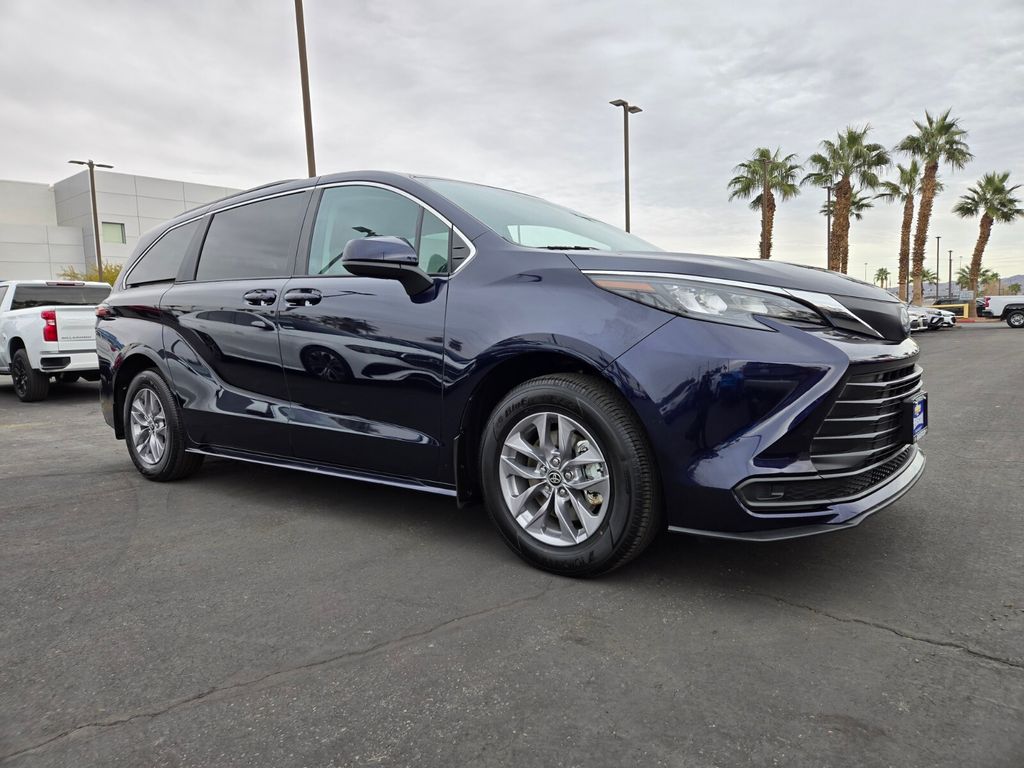 2024 Toyota Sienna LE 8-Passenger AWD