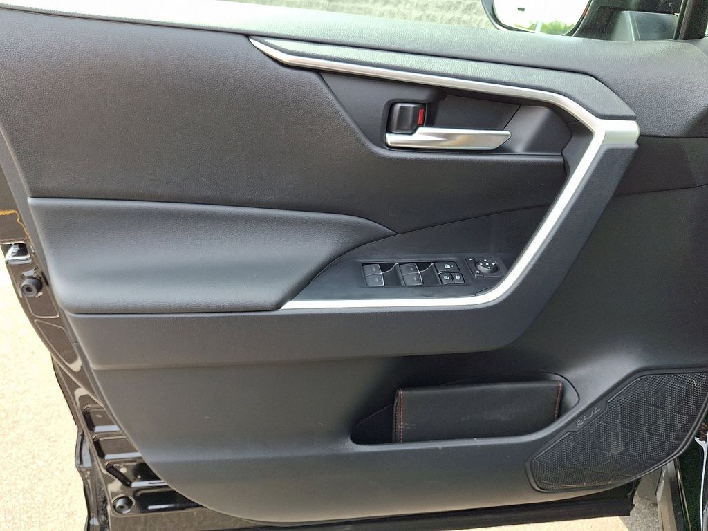 2025 Toyota RAV4 XLE 8