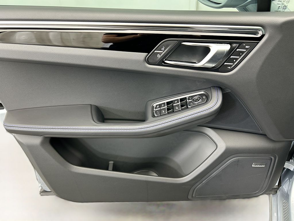 Thumbnail: 2026 Porsche Macan - 25