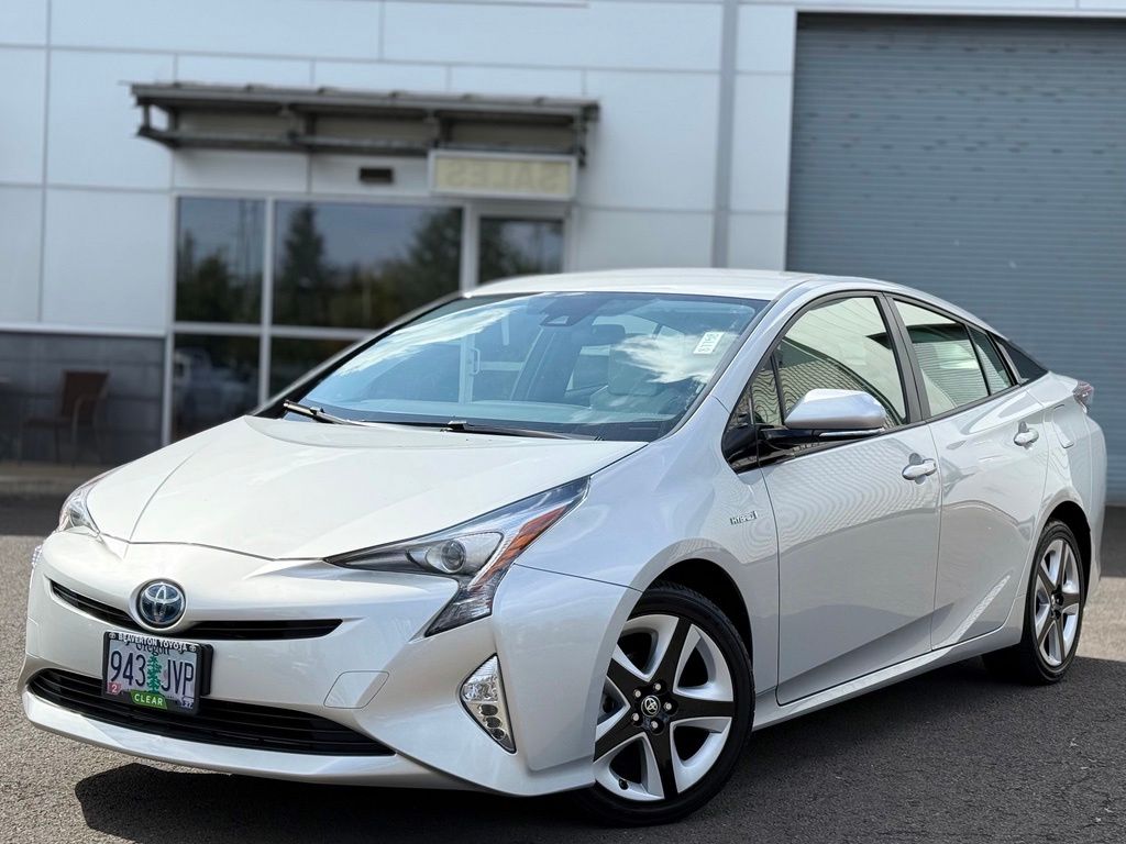  2017 Toyota Prius Three Touring FWD   