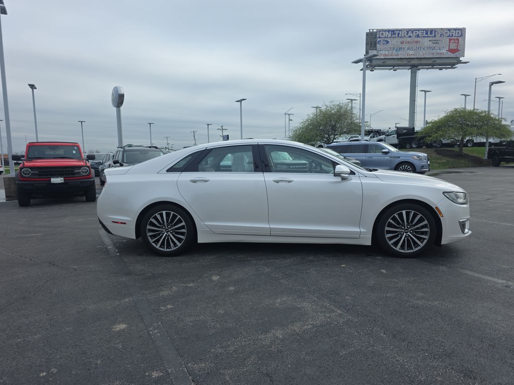 Used 2018 White Lincoln Select image 7