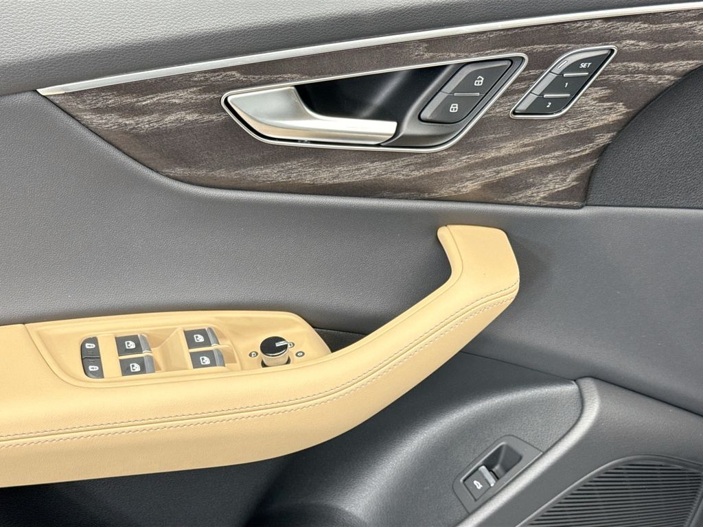 Thumbnail: 2026 Audi Q8 - 22