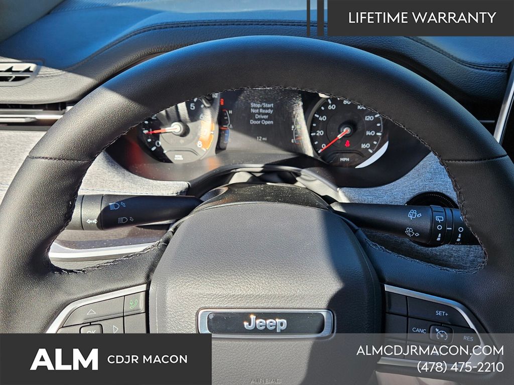 New 2026 Diamond Black Crystal Pearlcoat Jeep Latitude image 26