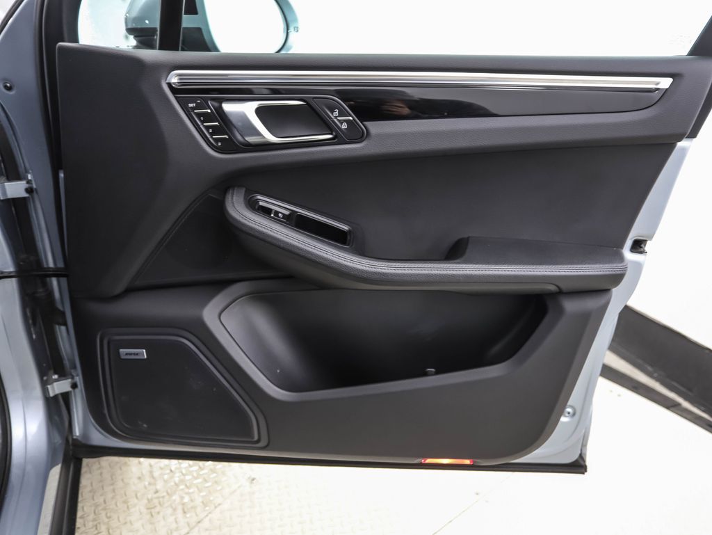 Thumbnail: 2020 Porsche Macan - 27